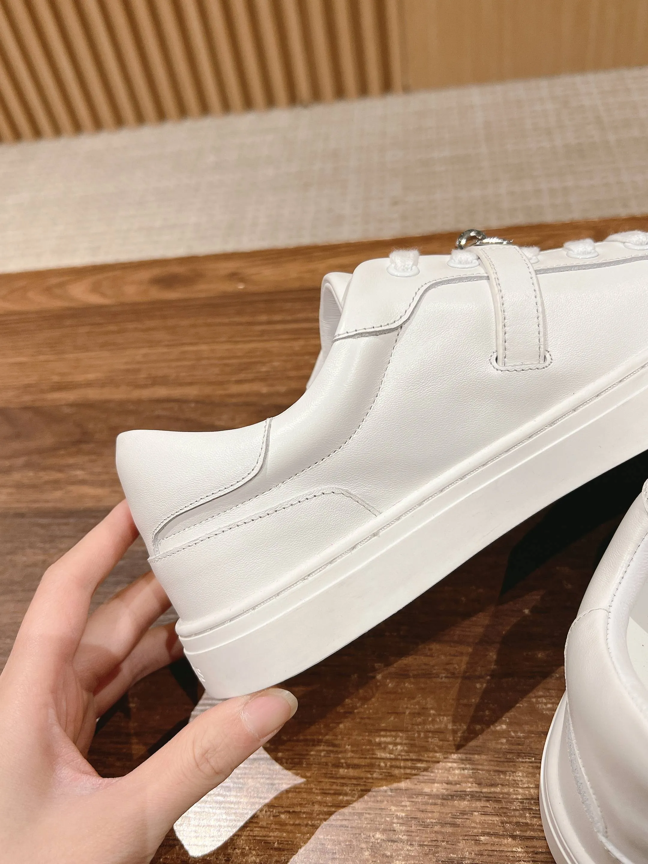 👟👟Ex-factory price 480👟👟 𝐇𝐄𝐑𝐌𝐄𝐒 Hermès classic couple style #𝐊𝐞𝐥𝐥𝐲 buckle casual white skateboard shoes. They will not conflict with shoes at all. Full of unknowns, Hermès rarely produces flat casual shoes and they are paired with classic palladium-plated Kelly shoe buckles! People will fall in love with it at first glance. It is very versatile ~ you can wear it with skirts and pants at will. 🉑️Close your eyes and look super noble. ❥ MATERIAL Specific cowhide/canvas material, sheepskin lining, original molded TPU outsole Size: 35-44